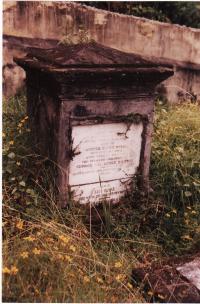 Gravestone of Annie Royal and others